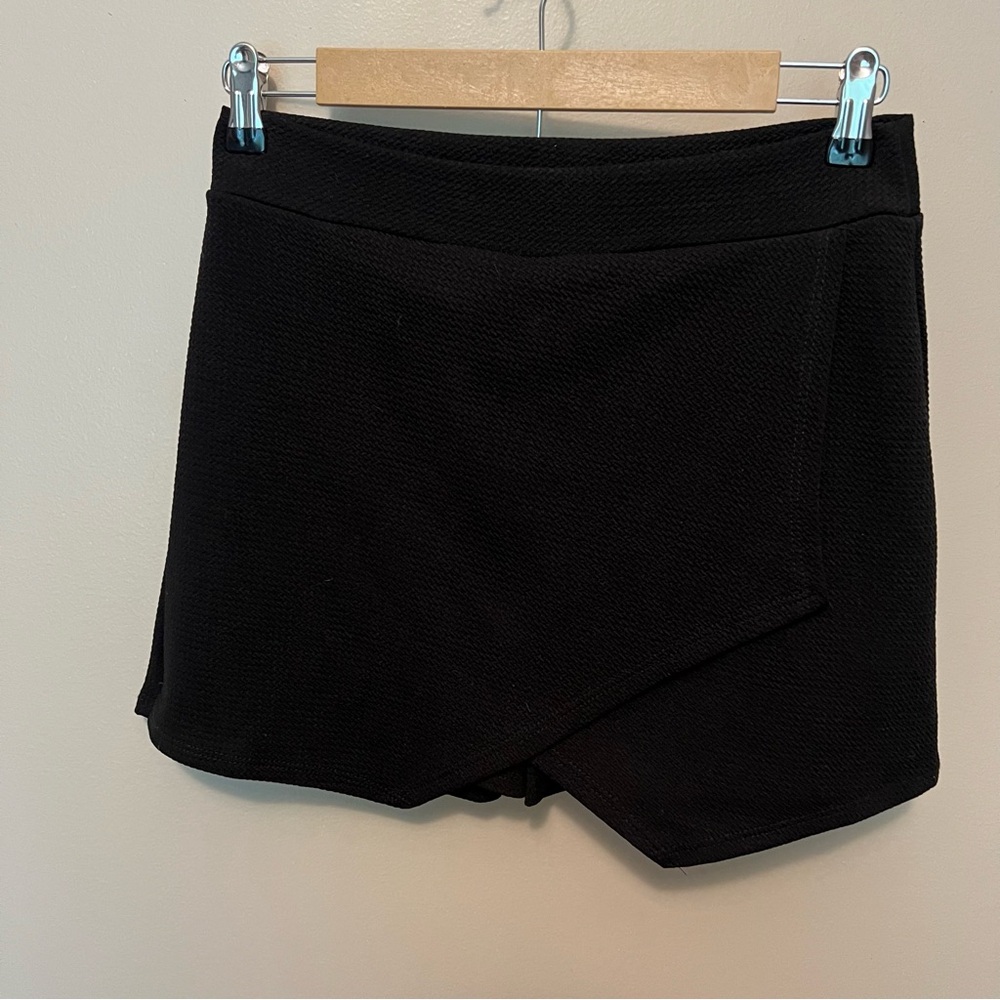 Soprano black pull on stretch skort in pique patterned fabric‎ flap front Large